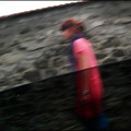 vv fille en rose devant le mur 20080717