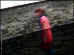 vv fille en rose devant le mur 20080717