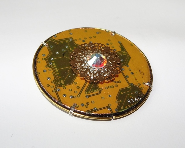 Réalisé à partir d'un circuit imprimé d'ordinateur capricieuse18103 bijou aimanté.jpg