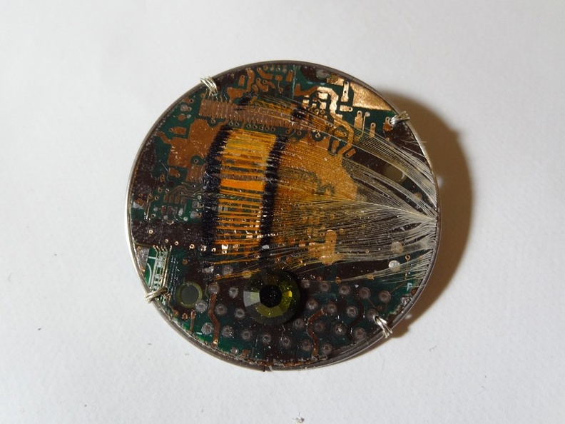 Réalisé à partir d'un circuit imprimé d'ordinateur Libertine 18080 bijou aimanté.jpg